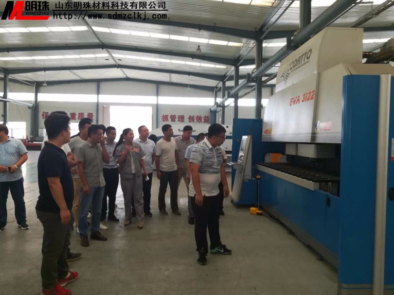 技術(shù)人員帶領(lǐng)參訓人員參觀車間設(shè)備 技術(shù)人員帶領(lǐng)參訓人員參觀車間設(shè)備