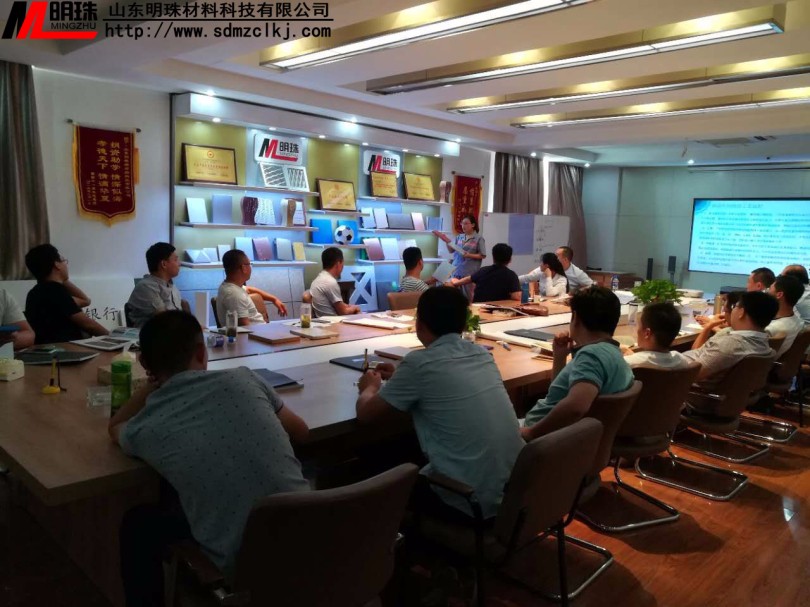 技術(shù)人員講解產(chǎn)品特點 技術(shù)人員講解產(chǎn)品特點