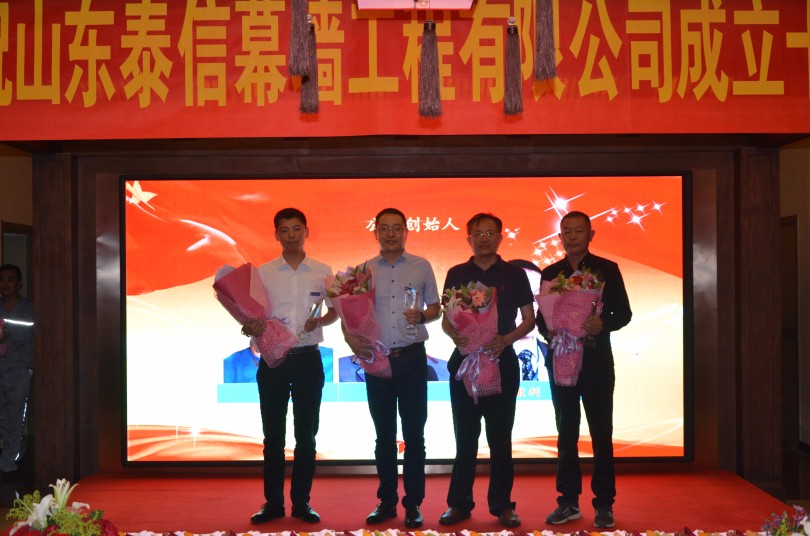 公司部分創(chuàng)始人和元老合影