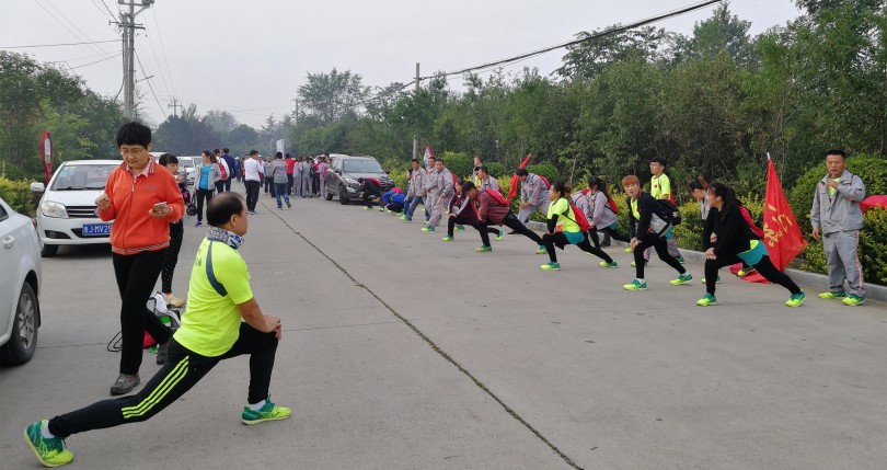 司部長帶領(lǐng)大家進(jìn)行活動前熱身 司部長帶領(lǐng)大家進(jìn)行活動前熱身