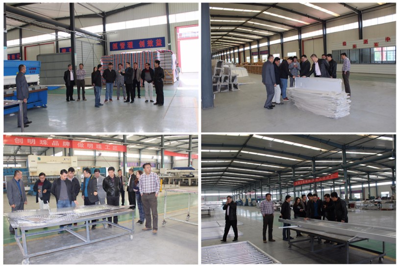 杜總帶領客戶參觀公司生產(chǎn)車間