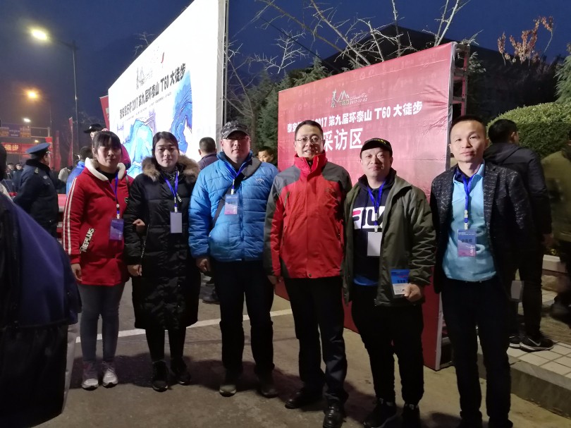 泰信與組委會(huì)合影