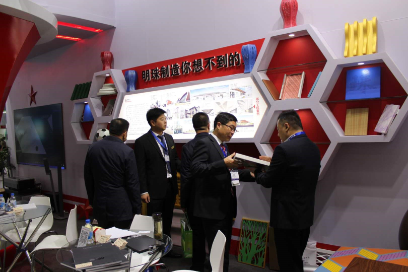 王總為參訪人員講述產品特點