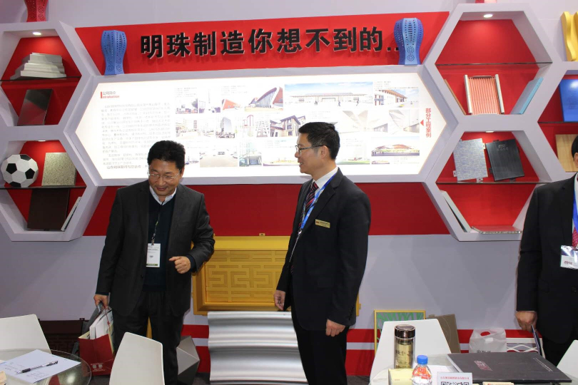 參觀人員了解產品