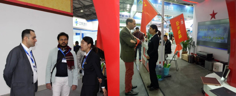 工作人員為外國觀展人員講解產品