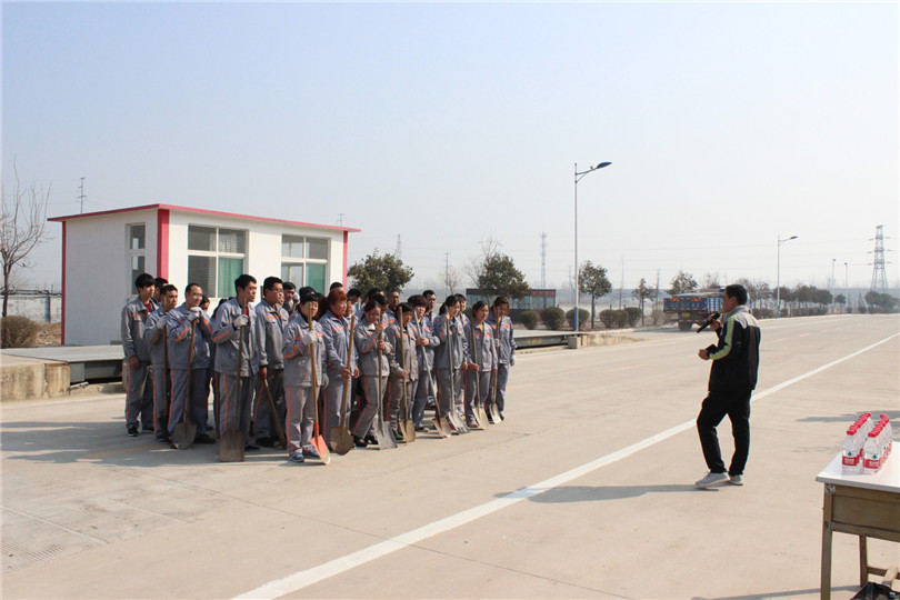 陳主任為植樹活動作動員講話 陳主任為植樹活動作動員講話