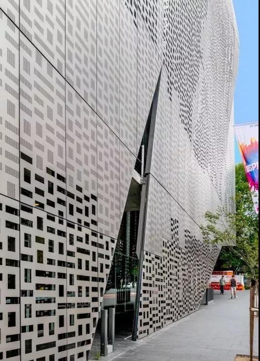 雕花穿孔鋁單板幕墻26 雕花穿孔鋁單板幕墻26