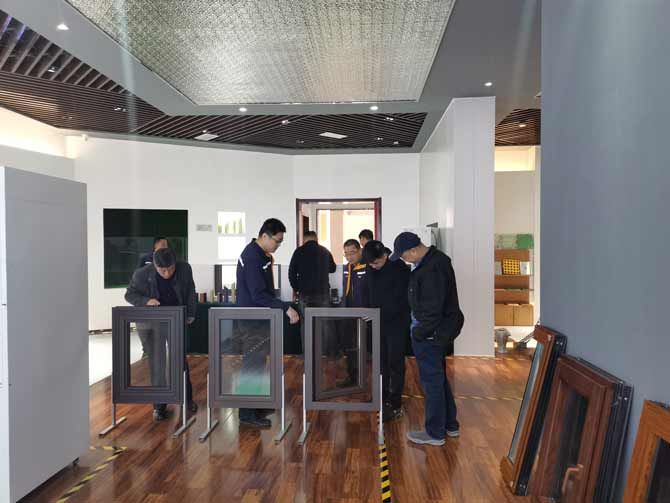 ***建筑金屬結(jié)構(gòu)協(xié)會(huì)及玻璃纖維增強(qiáng)復(fù)合材料門窗標(biāo)準(zhǔn)編制組領(lǐng)導(dǎo)蒞臨指導(dǎo)6