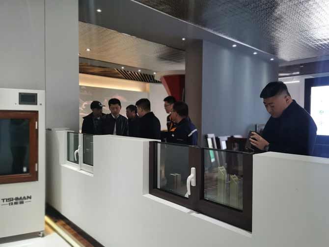 ***建筑金屬結(jié)構(gòu)協(xié)會(huì)及玻璃纖維增強(qiáng)復(fù)合材料門窗標(biāo)準(zhǔn)編制組領(lǐng)導(dǎo)蒞臨指導(dǎo)4